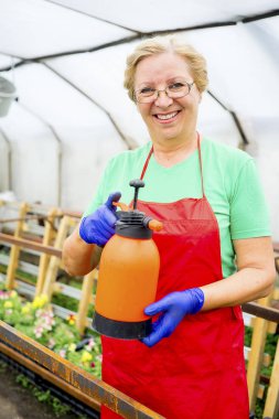 Serada çalışan bir kadın.