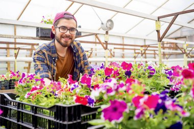 Serada çalışan bir adam.