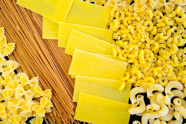 Blandning av pasta — Stockfoto