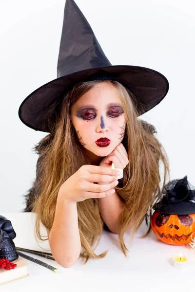 Dziewczyna w stroju czarownicy — Zdjęcie stockowe