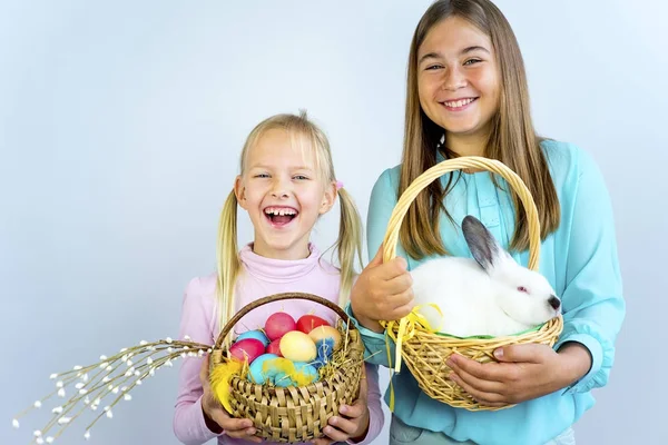 Meninas com coelho de Páscoa — Fotografia de Stock