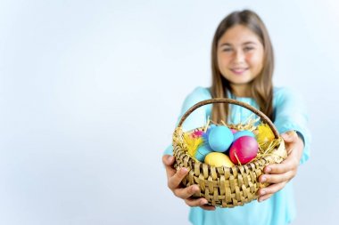 Paskalya yumurtası ile kız