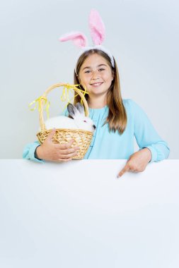 Paskalya tavşanı kızla