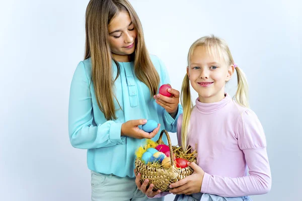 復活祭の卵を持つ少女 — ストック写真