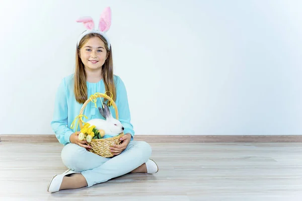 Dívka s Velikonoční zajíček — Stock fotografie