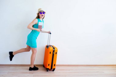 Bir uçak için geç kız