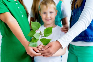 Çocuklarla bir bitki