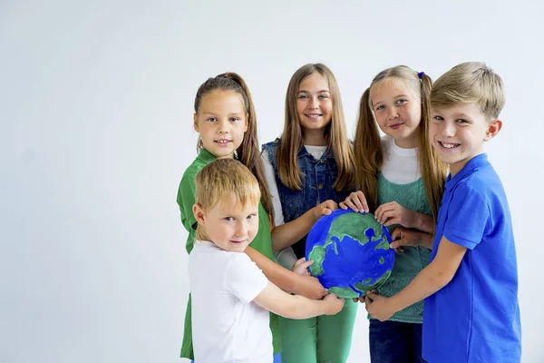 Los niños con un globo — Foto de Stock