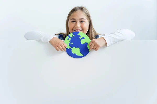 Дети с глобусом — стоковое фото