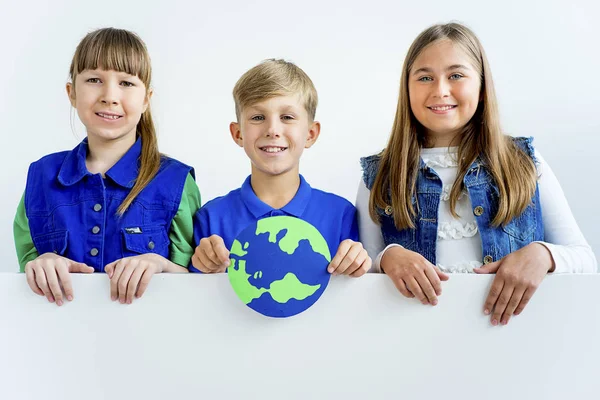 Enfants avec un globe — Photo