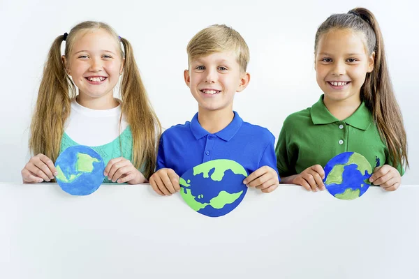 Los niños con un globo — Foto de Stock