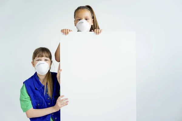 Діти в дихальних масках — стокове фото
