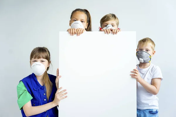 Crianças em máscaras respiratórias — Fotografia de Stock