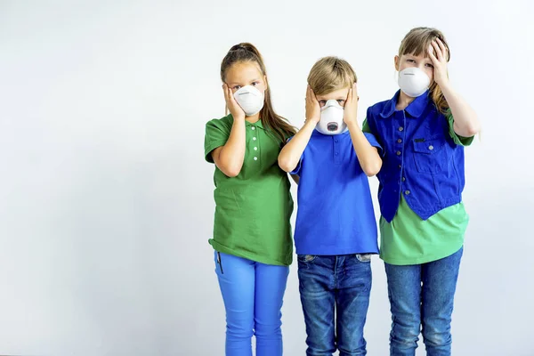 Niños con máscaras respiratorias — Foto de Stock