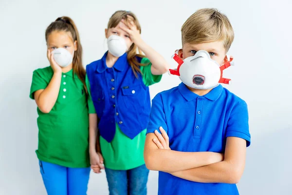 Kinderen in respiratoire maskers — Stockfoto