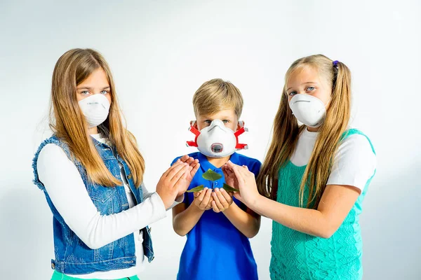 Crianças em máscaras respiratórias — Fotografia de Stock