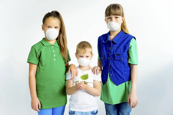 Kinderen in respiratoire maskers — Stockfoto