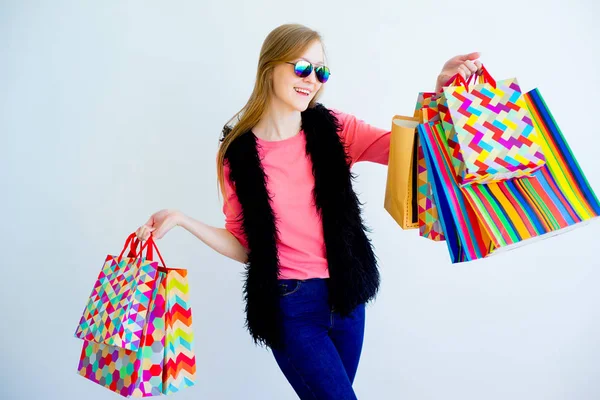 Menina segurando saco de compras — Fotografia de Stock