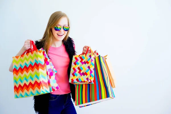 Menina segurando saco de compras — Fotografia de Stock