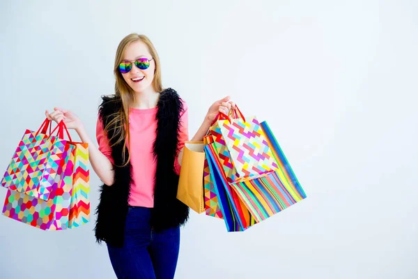 Menina segurando saco de compras — Fotografia de Stock
