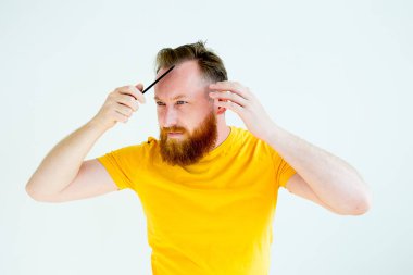 Adam onun sakal düzeltme