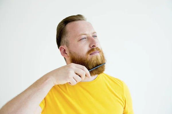 Um tipo a aparar a barba — Fotografia de Stock