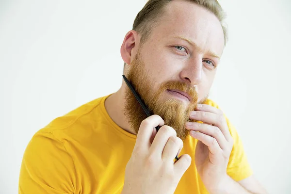 Um tipo a aparar a barba — Fotografia de Stock