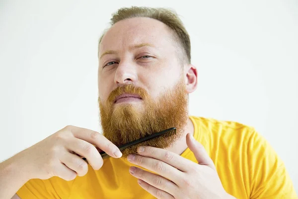 Um tipo a aparar a barba — Fotografia de Stock