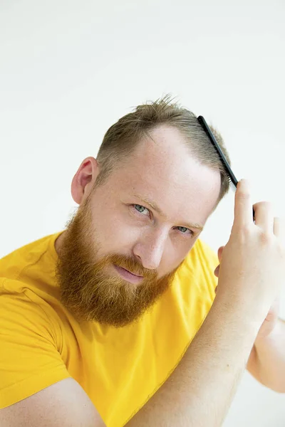 男の彼のひげをトリミング — ストック写真