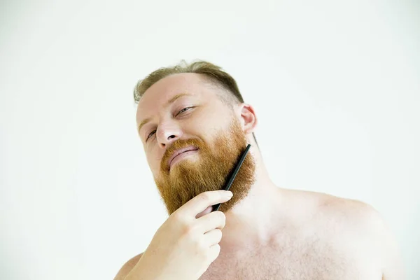Adam onun sakal düzeltme — Stok fotoğraf