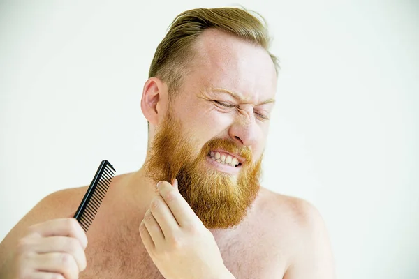 Um tipo a aparar a barba — Fotografia de Stock