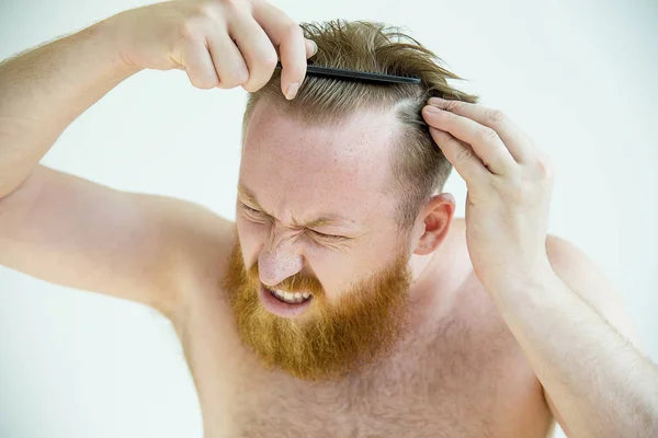 Um tipo a aparar a barba — Fotografia de Stock
