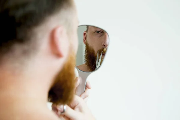 Um tipo a aparar a barba — Fotografia de Stock