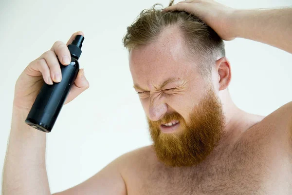 男の彼のひげをトリミング — ストック写真