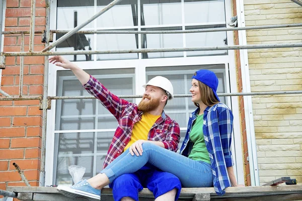 Casal construindo uma casa — Fotografia de Stock