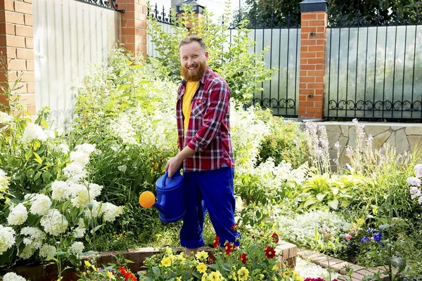 Hombre feliz jardinería —  Fotos de Stock