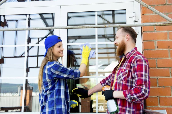 Casal construindo uma casa — Fotografia de Stock