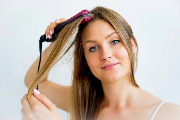 Dívka, péče o vlasy — Stock fotografie