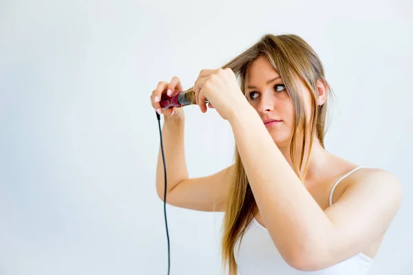 Chica cuidando de su cabello — Foto de Stock