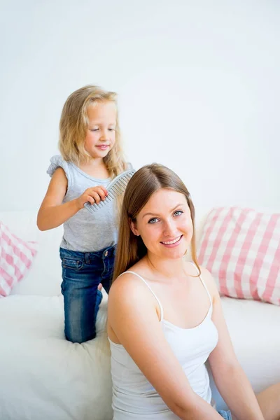 Matka i Córka, dbanie o włosy — Zdjęcie stockowe