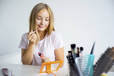 kız makyaj uygulamak