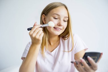 kız makyaj uygulamak