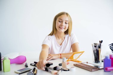 kız makyaj uygulamak