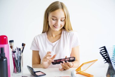 kız makyaj uygulamak