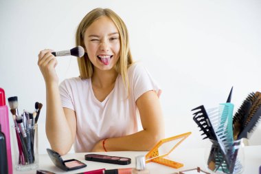 kız makyaj uygulamak