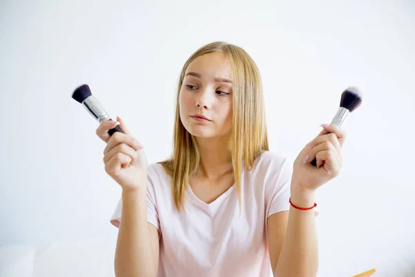 Dívka použití make-up — Stock fotografie