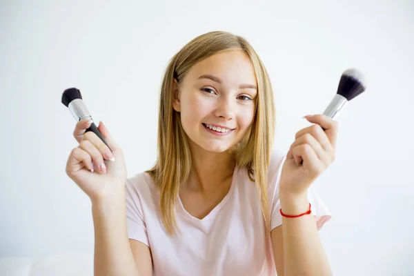 Ragazza che applica il trucco — Foto Stock