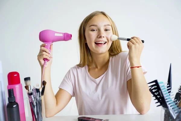 Dívka použití make-up — Stock fotografie