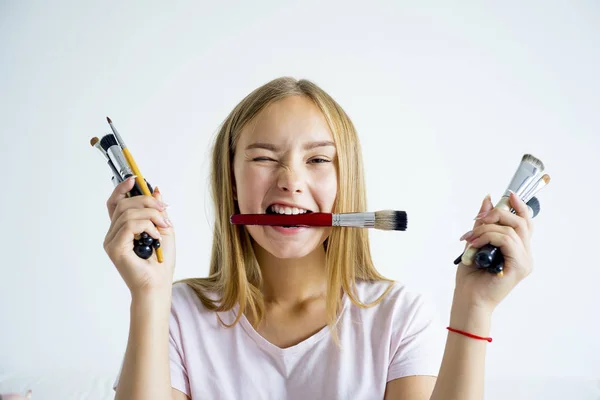 Menina aplicando maquiagem — Fotografia de Stock