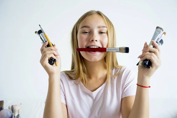 Chica aplicando maquillaje — Foto de Stock